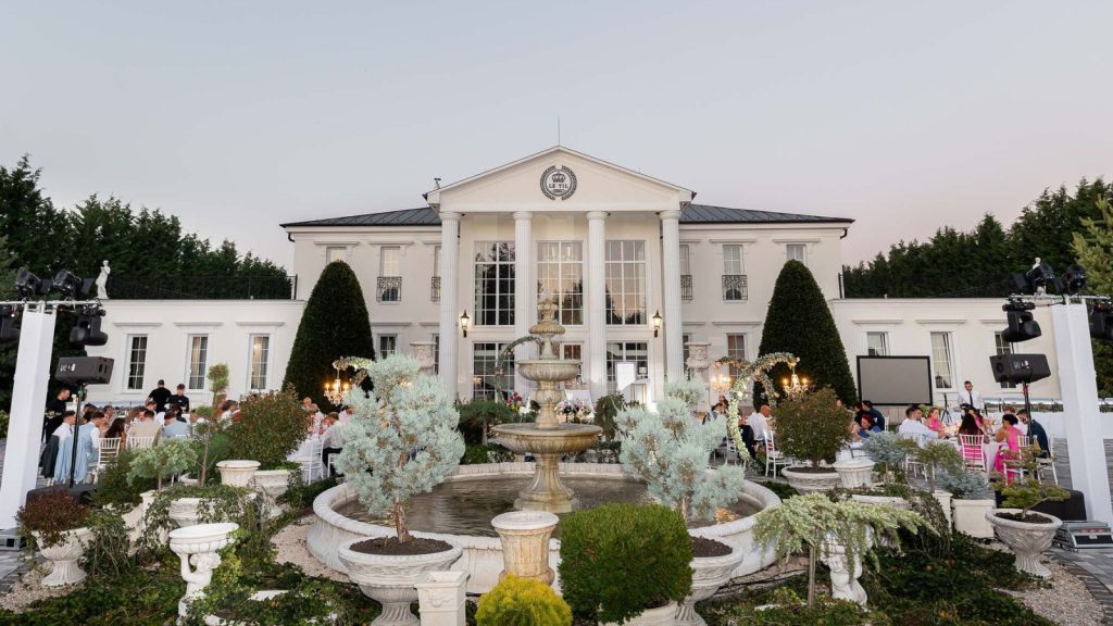 Éljetek át egy varázslatos többnapos esküvőt a Le Til Kúriában, ahol minden részlet a ti álmaitokat tükrözi, és a vendégeitek is felejthetetlen élményben részesülnek! - Le Til Kúria