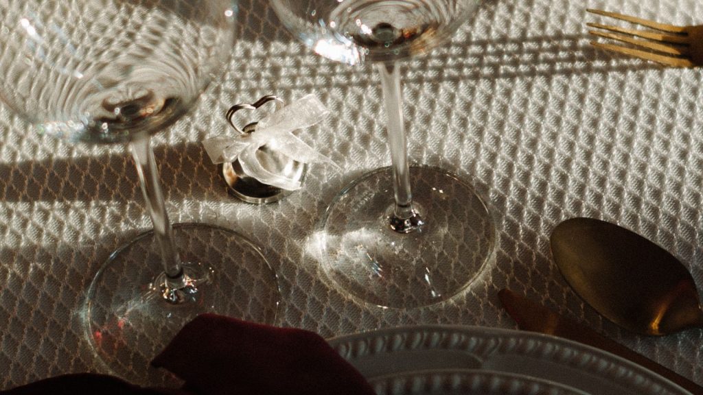 Fedezd fel a Le Til Kúria teljeskörű esküvőszervezés élményét, ahol a barokk elegancia, a modern luxus és a személyre szabott gondoskodás találkozik, hogy a nagy napotok minden részlete pontosan olyan legyen, amilyennek megálmodtátok! - Le Til Kúria