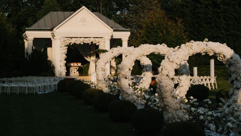 Fedezd fel a Le Til Kúria teljeskörű esküvőszervezés élményét, ahol a barokk elegancia, a modern luxus és a személyre szabott gondoskodás találkozik, hogy a nagy napotok minden részlete pontosan olyan legyen, amilyennek megálmodtátok! - Le Til Kúria