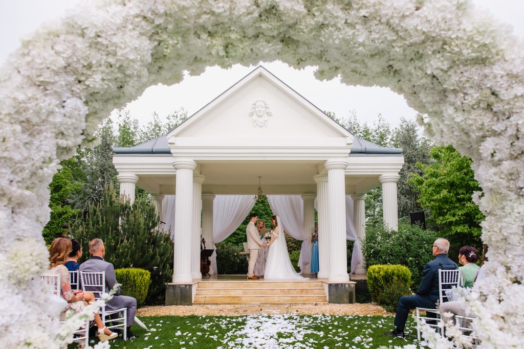 A destination wedding egyre népszerűbb Európában: külföldi vendégek, többnyelvű ceremónia, különleges gasztronómia és egy többnapos esküvő, ami inkább közös utazás, mint rohanás. Mutatjuk, miért működik ez a Le Til Kúriában! - Le Til Kúria