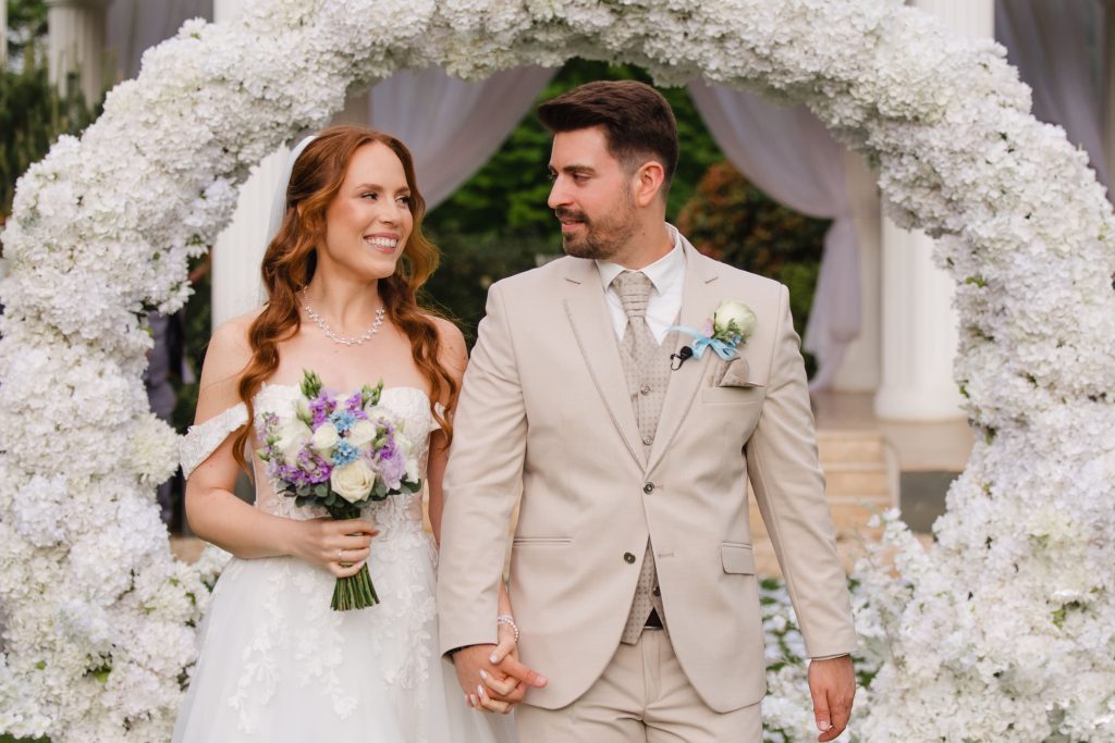 A destination wedding egyre népszerűbb Európában: külföldi vendégek, többnyelvű ceremónia, különleges gasztronómia és egy többnapos esküvő, ami inkább közös utazás, mint rohanás. Mutatjuk, miért működik ez a Le Til Kúriában! - Le Til Kúria