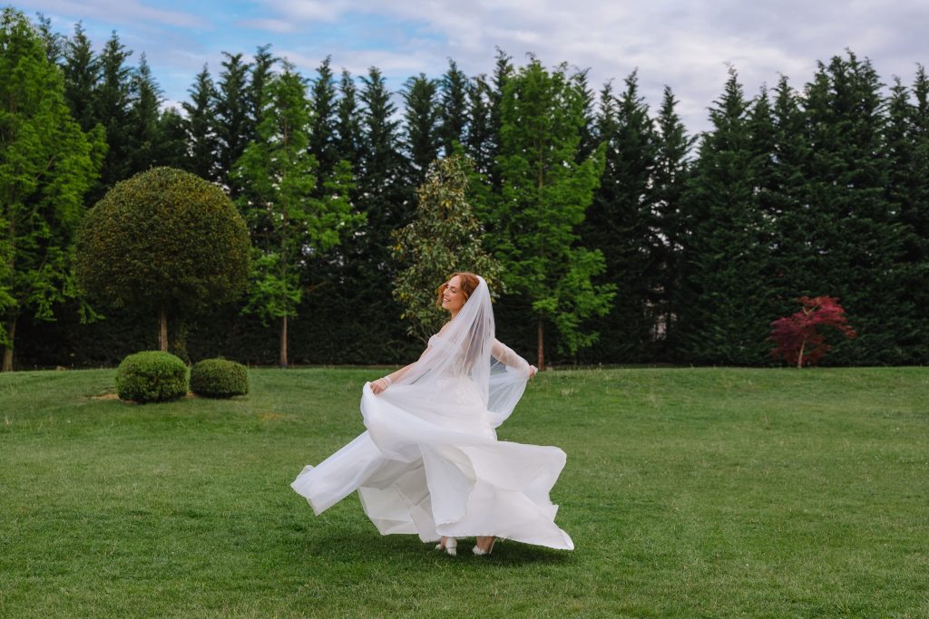 A destination wedding egyre népszerűbb Európában: külföldi vendégek, többnyelvű ceremónia, különleges gasztronómia és egy többnapos esküvő, ami inkább közös utazás, mint rohanás. Mutatjuk, miért működik ez a Le Til Kúriában! - Le Til Kúria