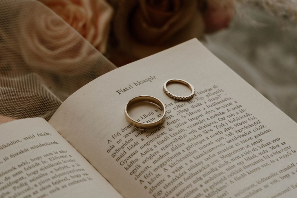 Fedezd fel az eljegyzési gyűrű történetét, jelentését, és hogy miért a bal kéz negyedik ujján viseljük azt. - Le Til Kúria