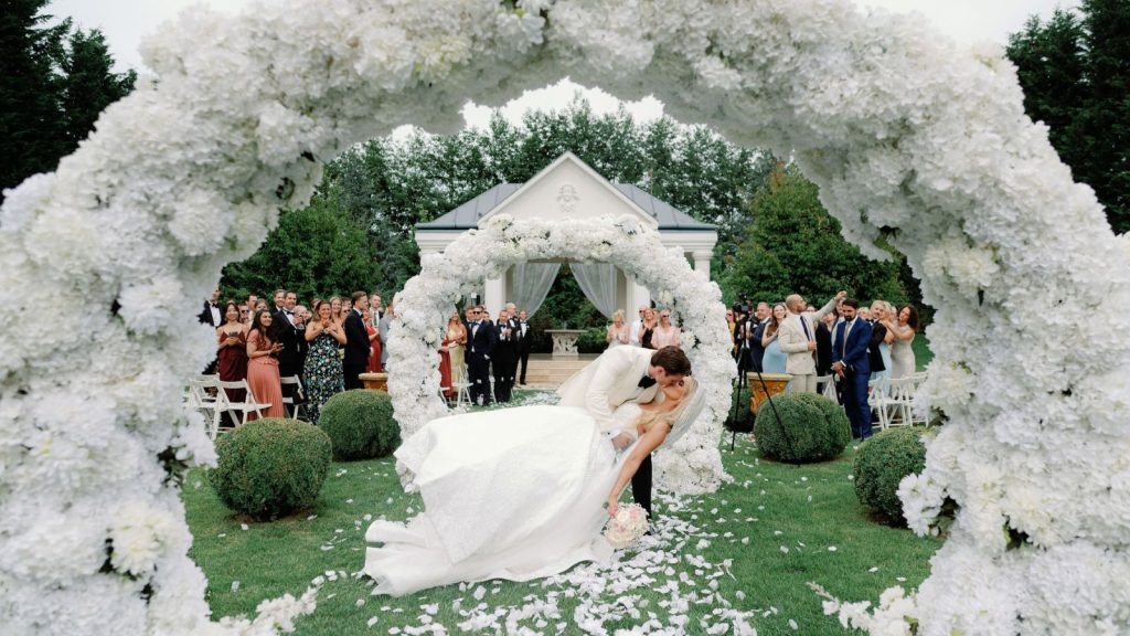 A destination wedding egyre népszerűbb Európában: külföldi vendégek, többnyelvű ceremónia, különleges gasztronómia és egy többnapos esküvő, ami inkább közös utazás, mint rohanás. Mutatjuk, miért működik ez a Le Til Kúriában! - Le Til Kúria
