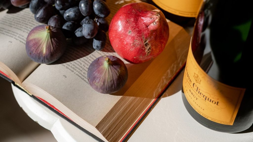 Őszi esküvők a Le Til Kúriában: aranyló fények, mély tónusok, gyertyafényes hangulat, természetes részletek és szezonális ízek – elegánsan, teljes körű szervezéssel. - Le Til Kúria
