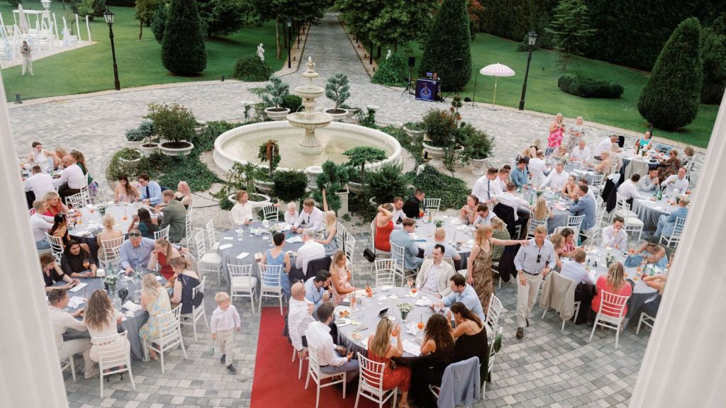 A destination wedding egyre népszerűbb Európában: külföldi vendégek, többnyelvű ceremónia, különleges gasztronómia és egy többnapos esküvő, ami inkább közös utazás, mint rohanás. Mutatjuk, miért működik ez a Le Til Kúriában! - Le Til Kúria