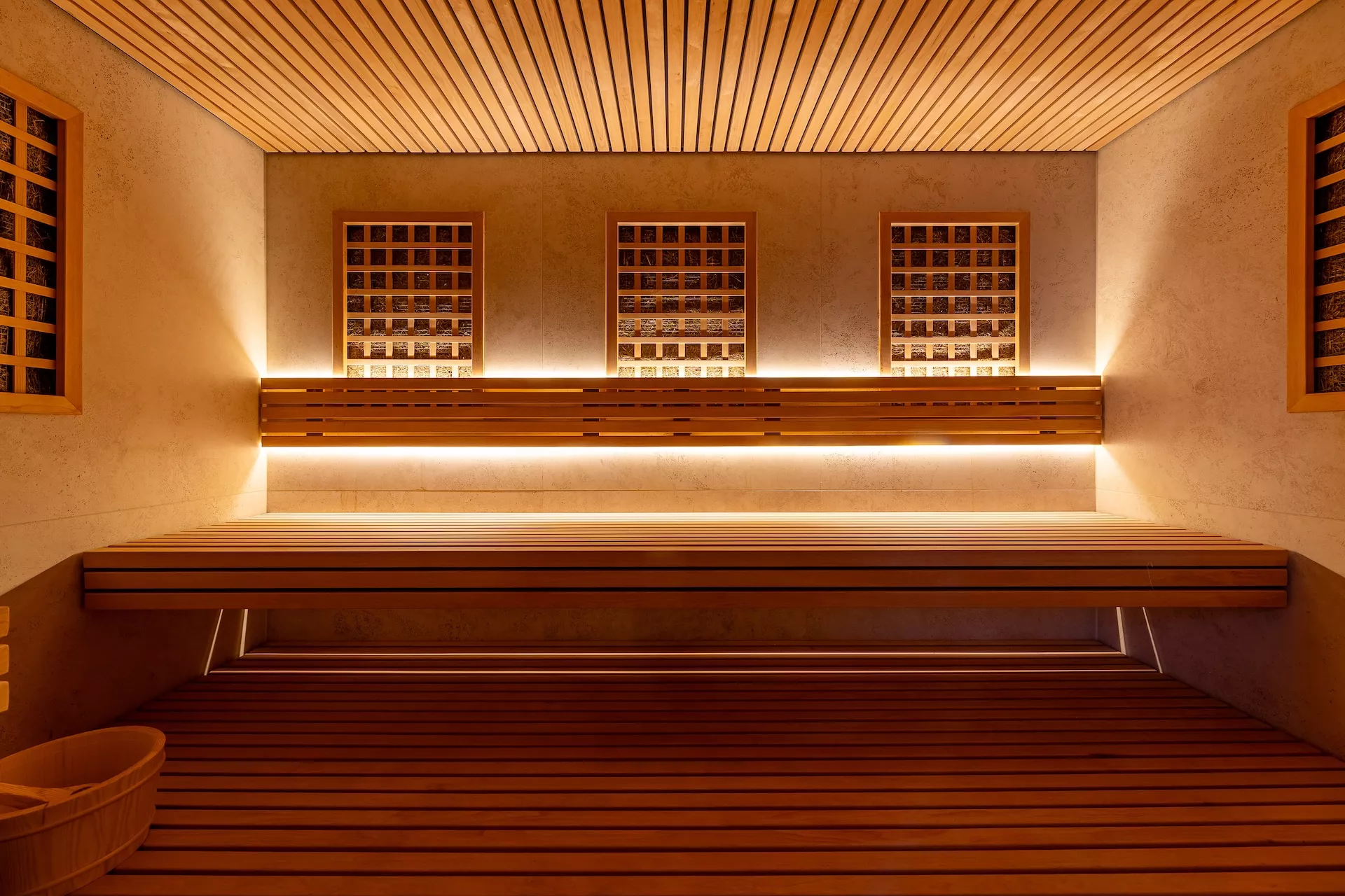 Szaunamestereink szakértelemmel vezetnek végig a gőz- és szaunarituálékon, amelyek segítenek letenni a hét terheit, a feszültségeket, és megtalálni azt a békét, amit a hétköznapokban ritkán tudunk előhívni. - Le Til Kúria